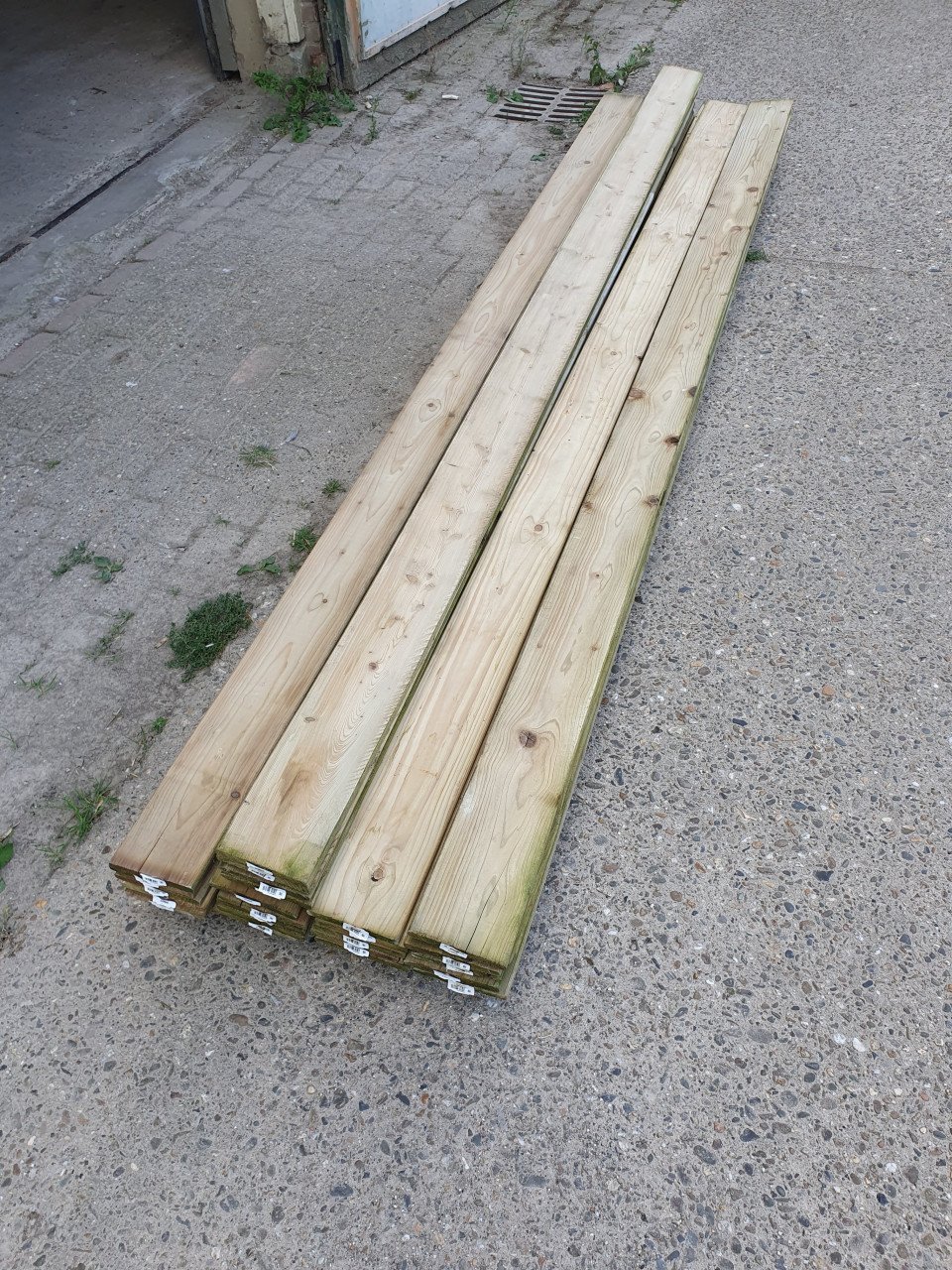 25 planken geïmpregneerd hout van 3 meter lengte.