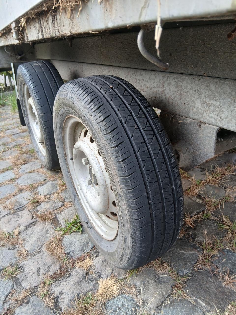 Robuuste aanhanger met kiepfunctie