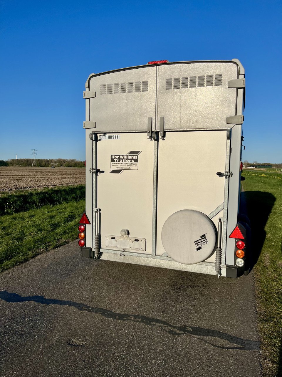 De grootste Ifor voor 2 paarden, HB511 met aluminium bodem en voorlosklep