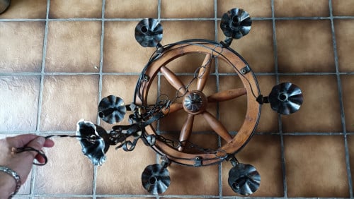 Retro hanglamp. Een houten wagenwiel, met 5 ijzeren bakjes voor de lampen
