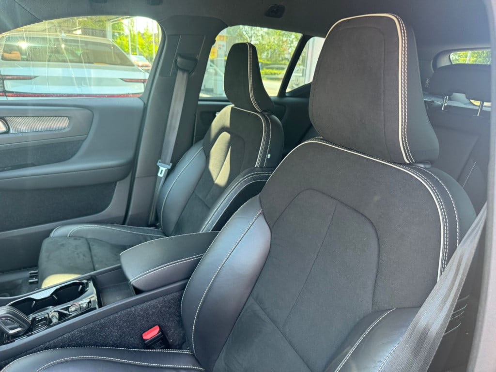 Volvo XC40 1.5 t4 recharge r-design black edition
