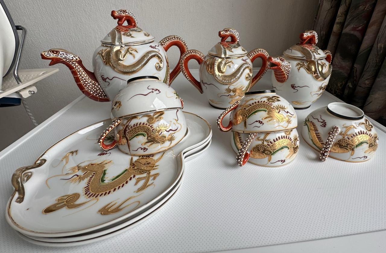 MOOI JAPANS SERVIES ( NIET KOPLEET )