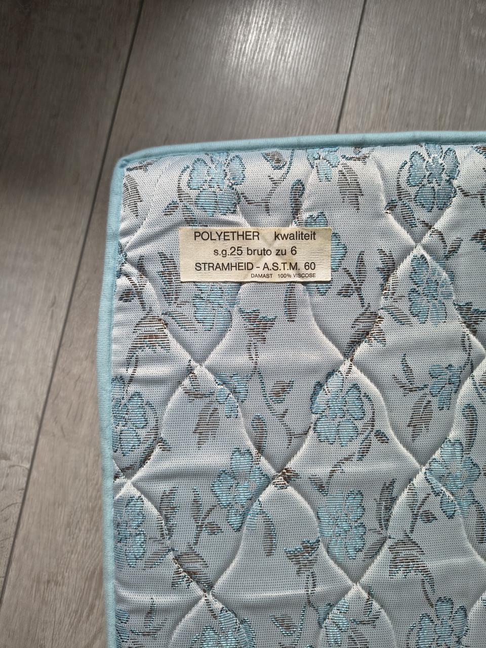 Degelijk ledikant matras, matrasje 60 x 120 cm. Loungeset.