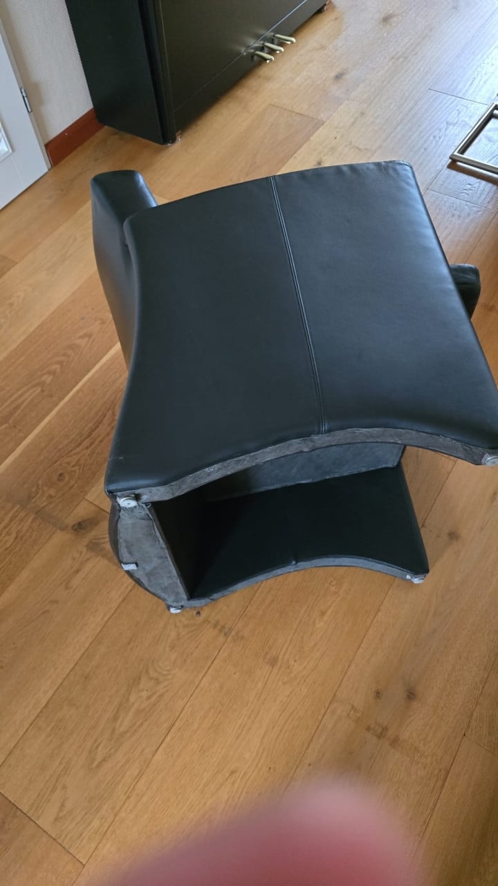 2 zwarte fauteuils/stoelen