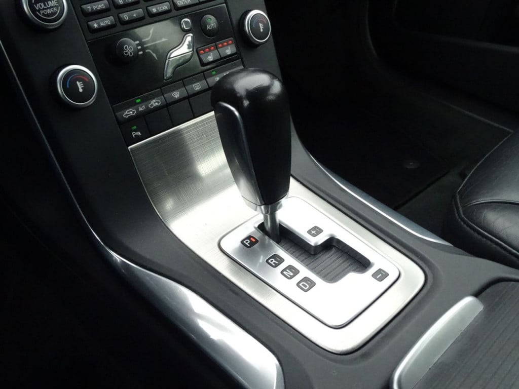Volvo V70 2.0t momentum automaat | leder | bluetooth | stoelverwarming | na