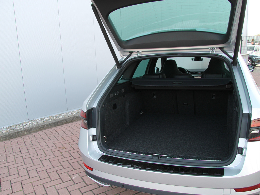 Skoda Superb combi 1.4 tsi iv 218pk sportline | pano dak | trekhaak