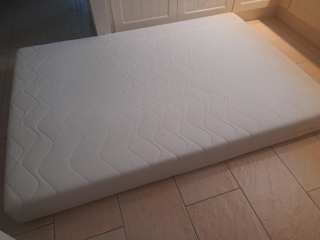 Matras 140 x 200 x 21 cm dik  ( in goede nette staat )