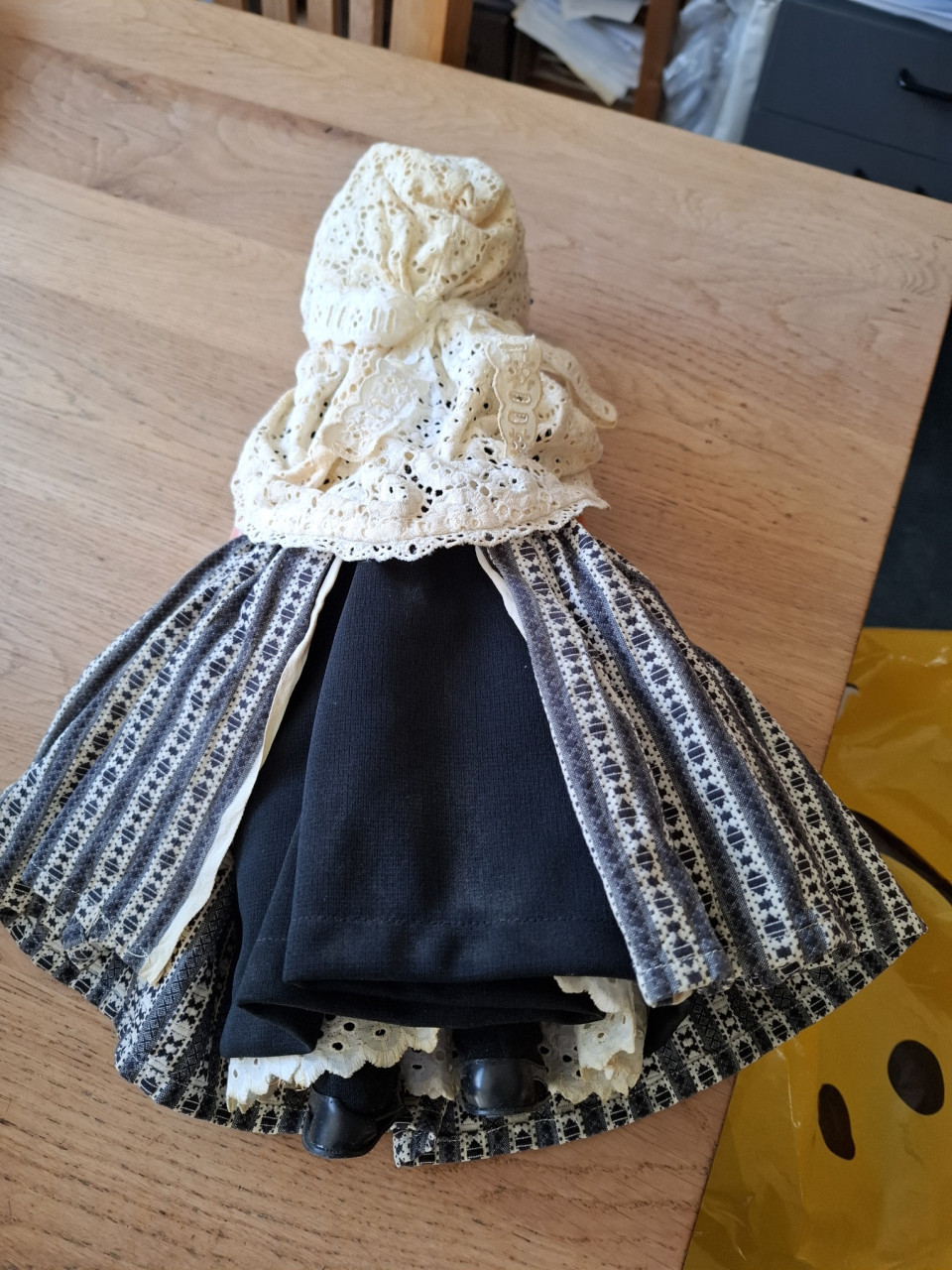 Pop in klederdracht, 42cm hoog. Voor de liefhebber!