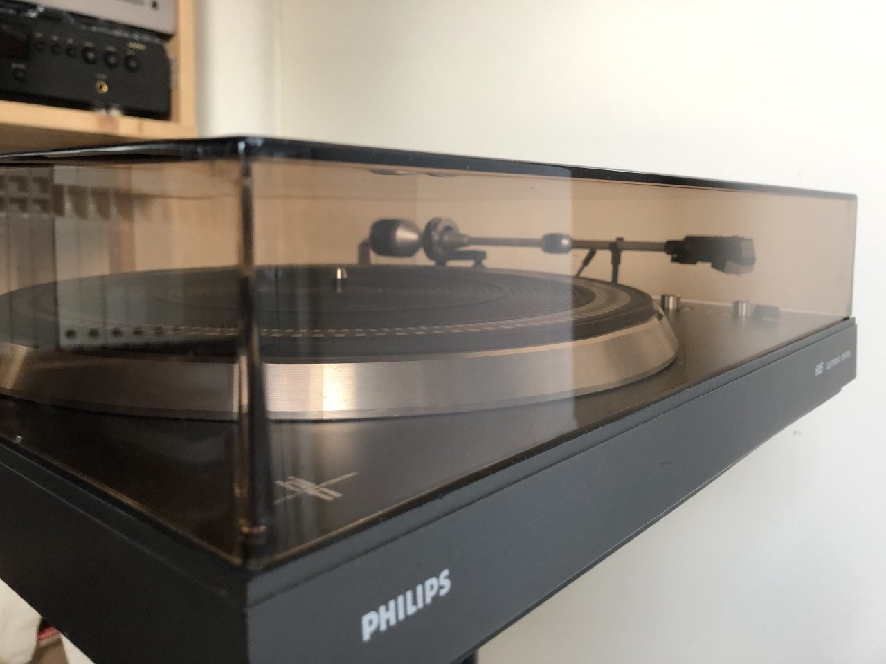 Philips platenspeler 685 met nieuwe naald en snaar.