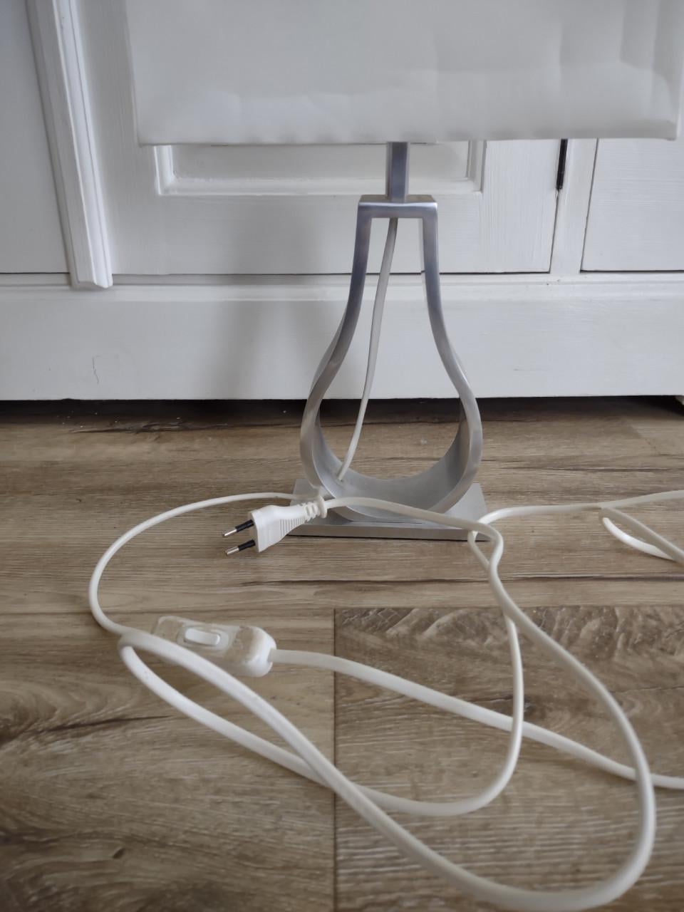 Prachtige tafellamp met witte kap, lichtknop. Tafel lamp.