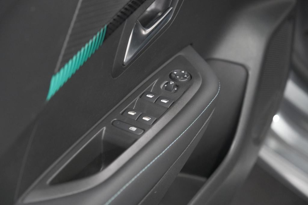 Peugeot 208 puretech 100 eat8 allure pack | camera | navigatie | apple carp