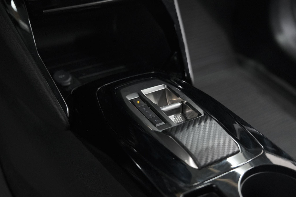 Peugeot 208 puretech 100 eat8 allure pack | camera | apple carplay | parkee