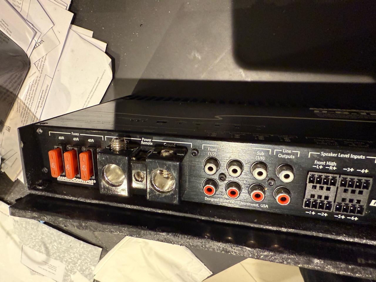 Hoogwaardige versterker en speakers voor auto (show waardig)