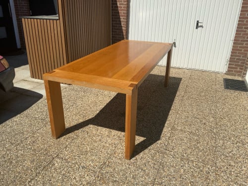 Grote tafel plus 6 bijpassende stoelen