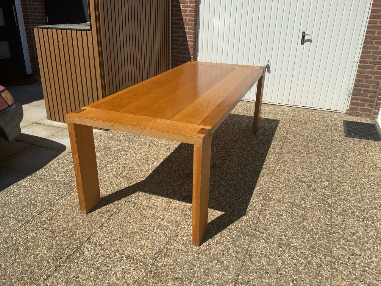 Grote tafel plus 6 bijpassende stoelen