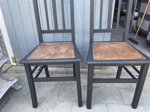 2 luterma Estonia stoeltjes-uniek design en karakter.