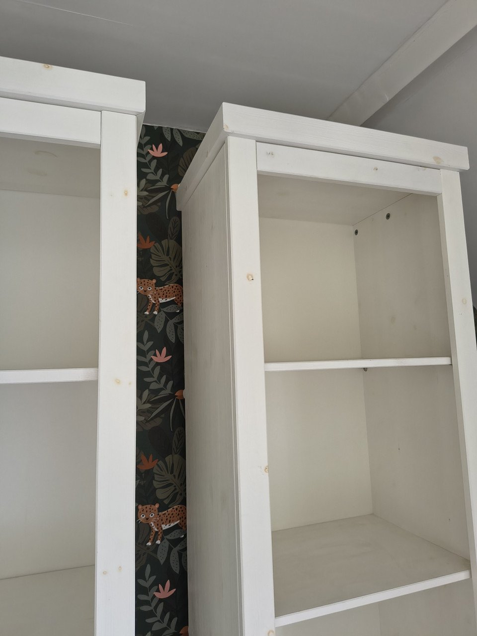 2x prachtige houten boekenkast, open kasten white wash hout.