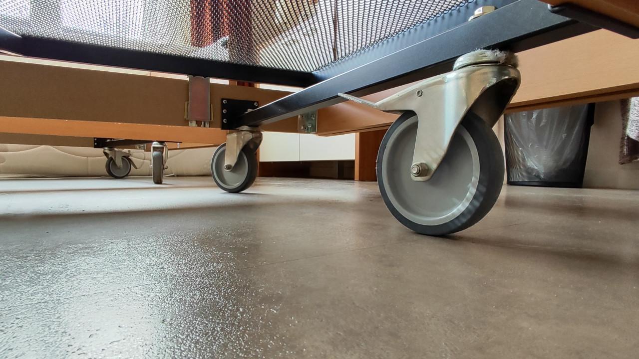 Tweepersoonsbed met losse bedden