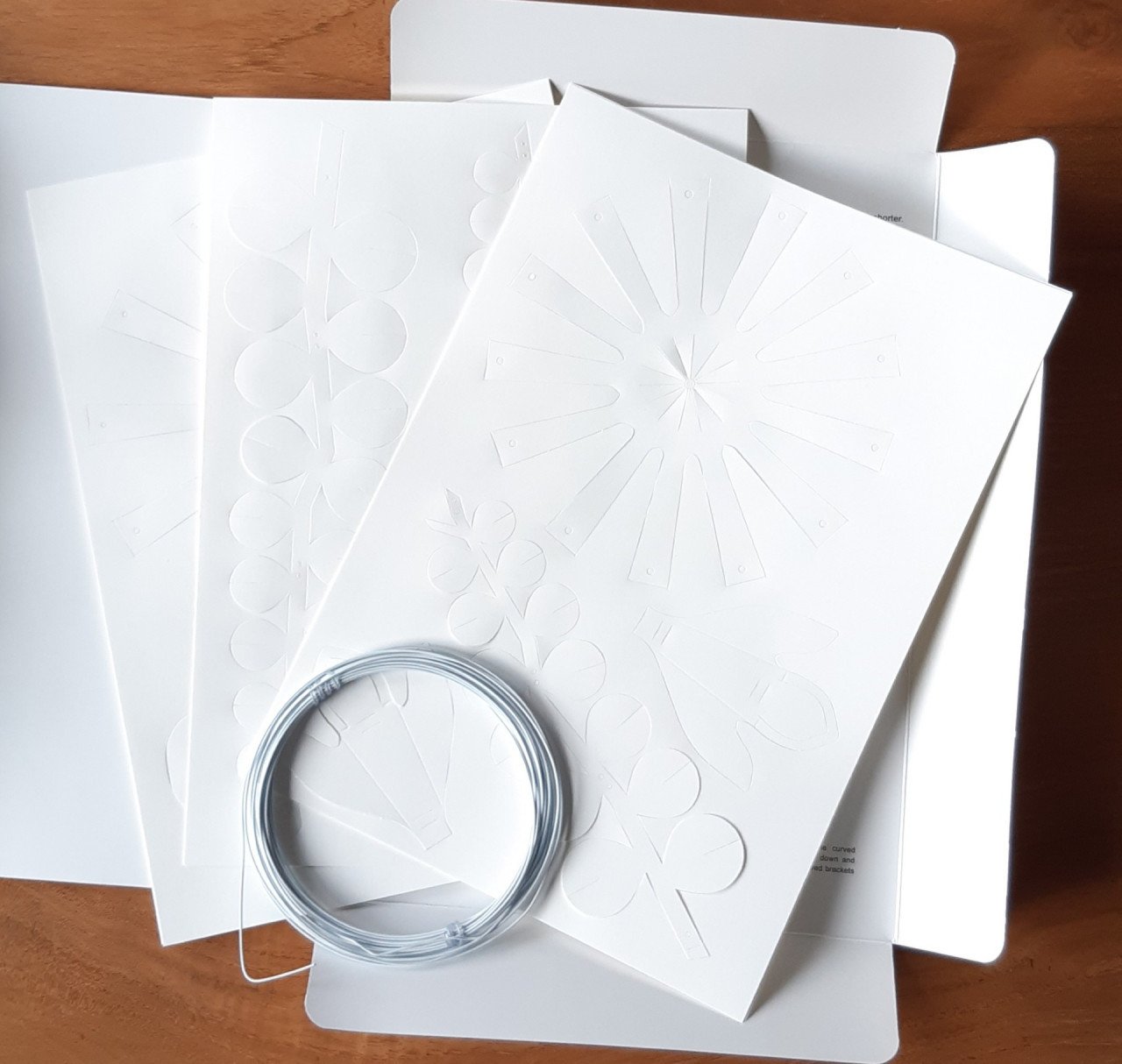 Field Flowers Large White-Jurianne Matter Pakket met 12 papieren bloemen
