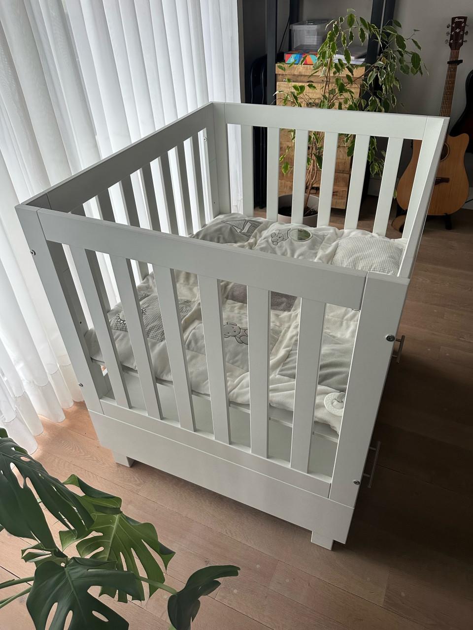 Witte houten box in hoogte verstelbaar inclusief speelgoedlade