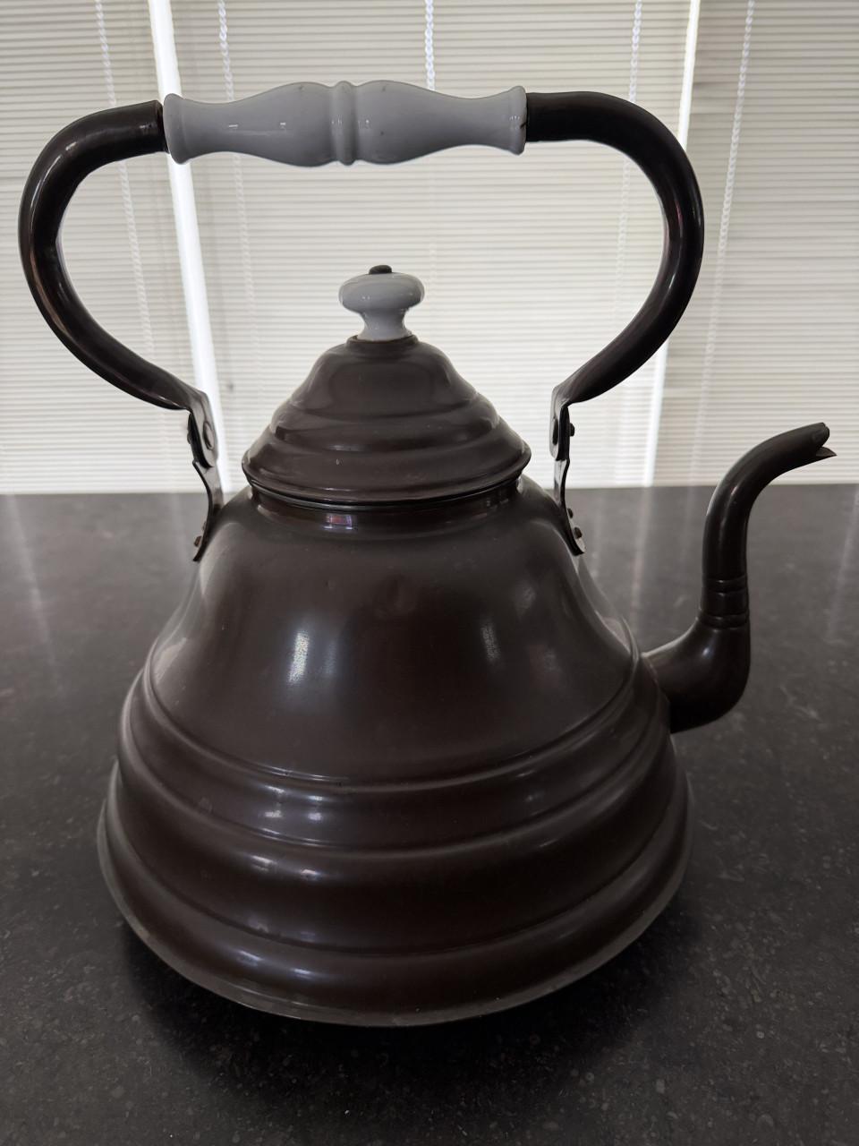 Te koop koperen ketel met porseleinen handvat