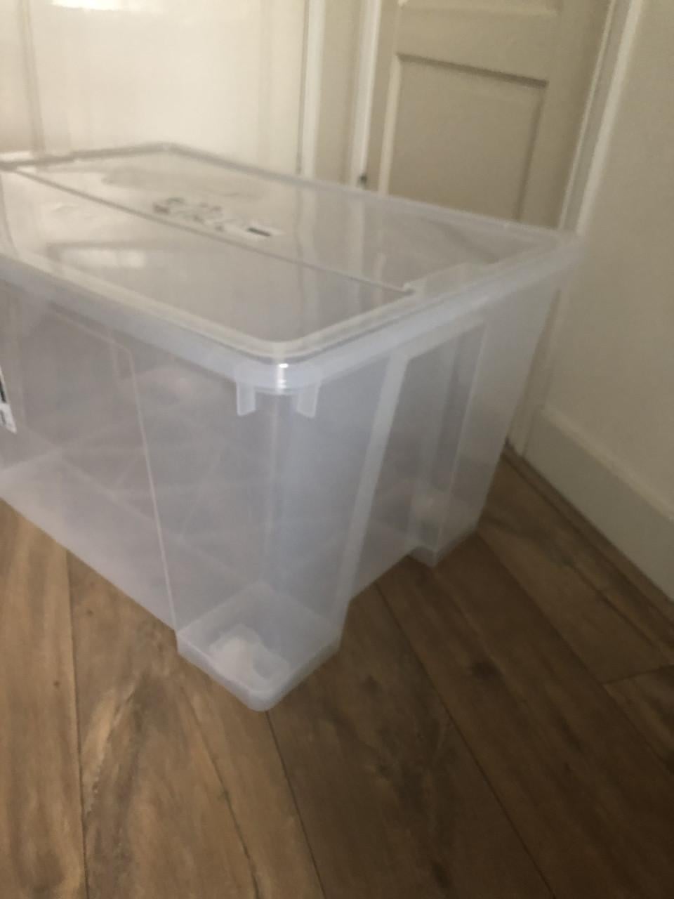 Grote plastic Ikea Samla opbergbak met deksel.