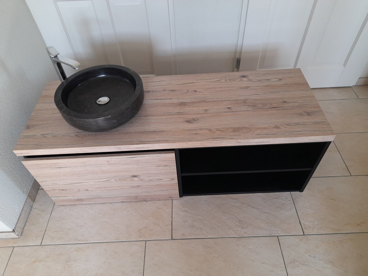 Badkamer meubel met waskom en kraan ( in goede nette  staat )