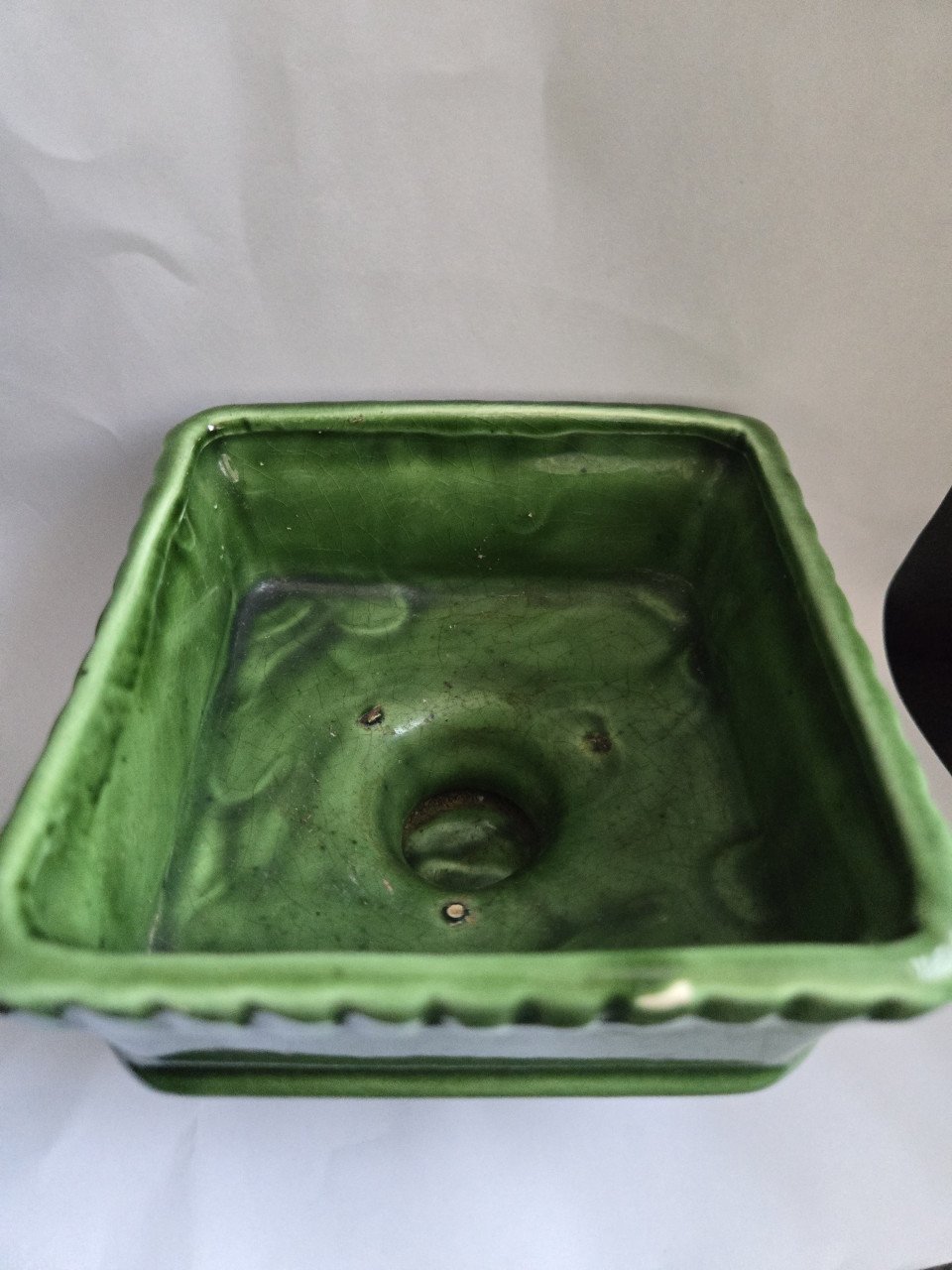 Groen plantenpotje vierkant op sokkel, 11x11 cm, H 8 cm