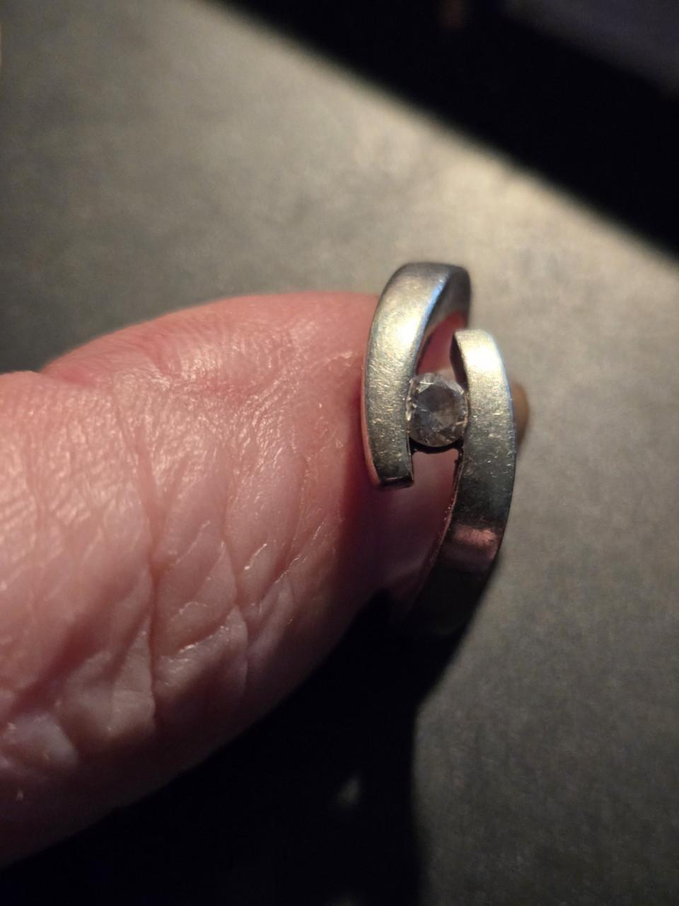 Zilveren ring met klein steentje Maat 17