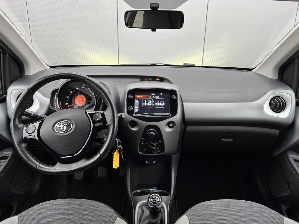 Toyota Aygo 1.0 vvt-i x-first cabrio | subwoofer | instaplijsten| uitlaatsi