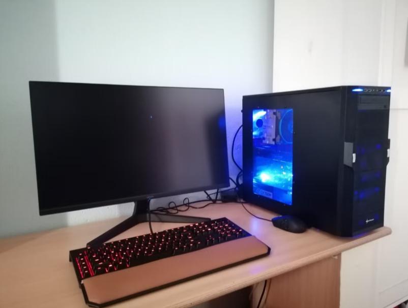 Gaming PC met monitor, toetsenbord en muis