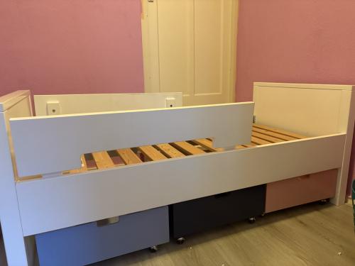 Peuterbed met tafel en stoelen. Bobita slaapkamer set roze/paars 140x70