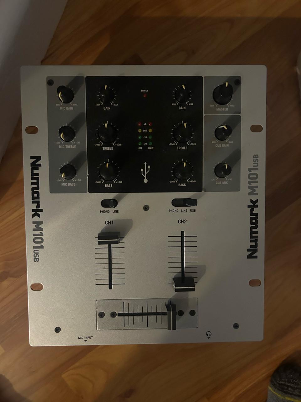 Devine Artis 12A Actieve Luidspreker & Numark M101USB Mixer