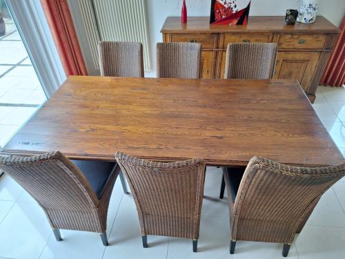 Eetkamertafel met 6 stoelen
