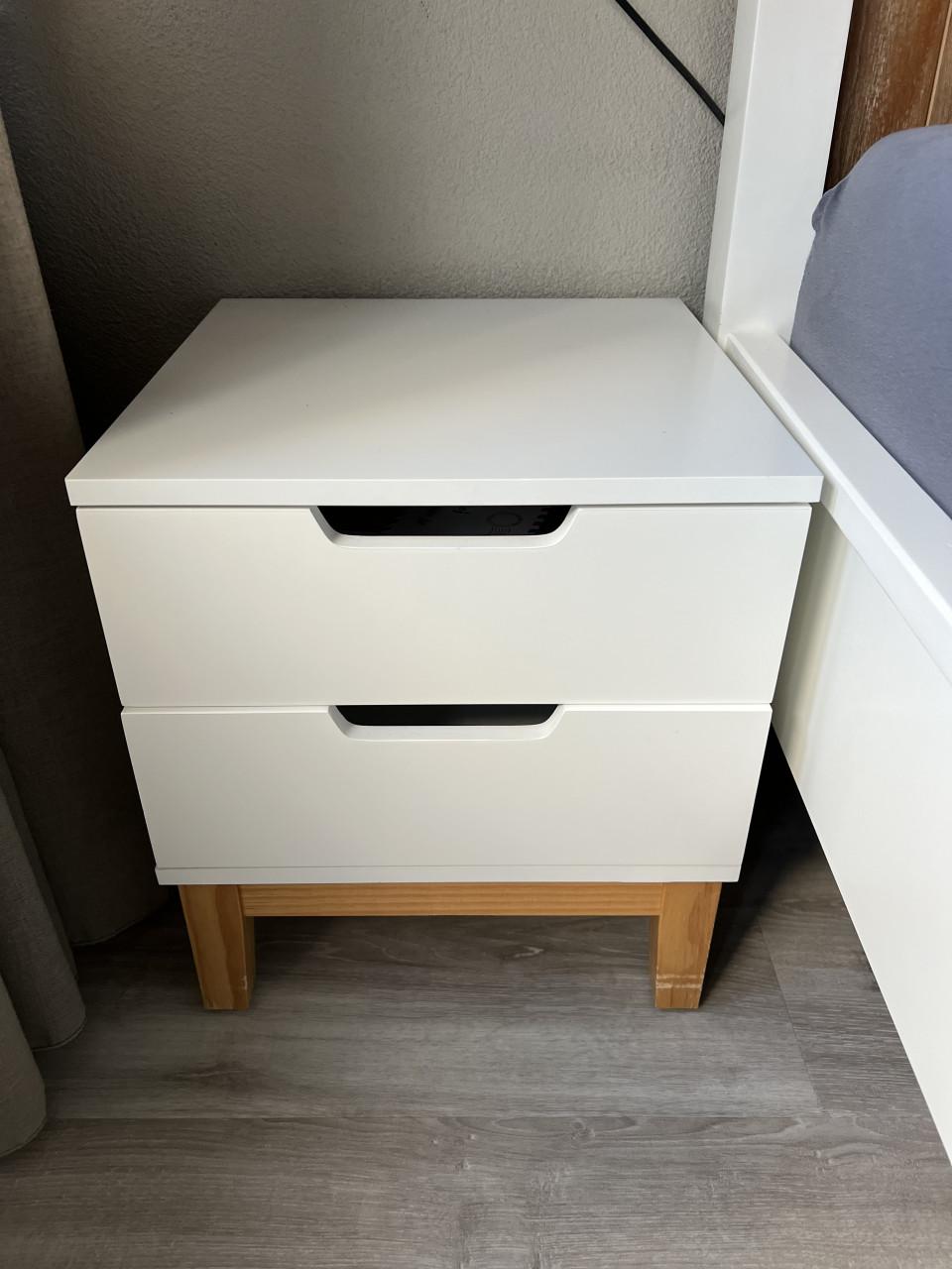 Gratis af te halen, twee nachtkastjes