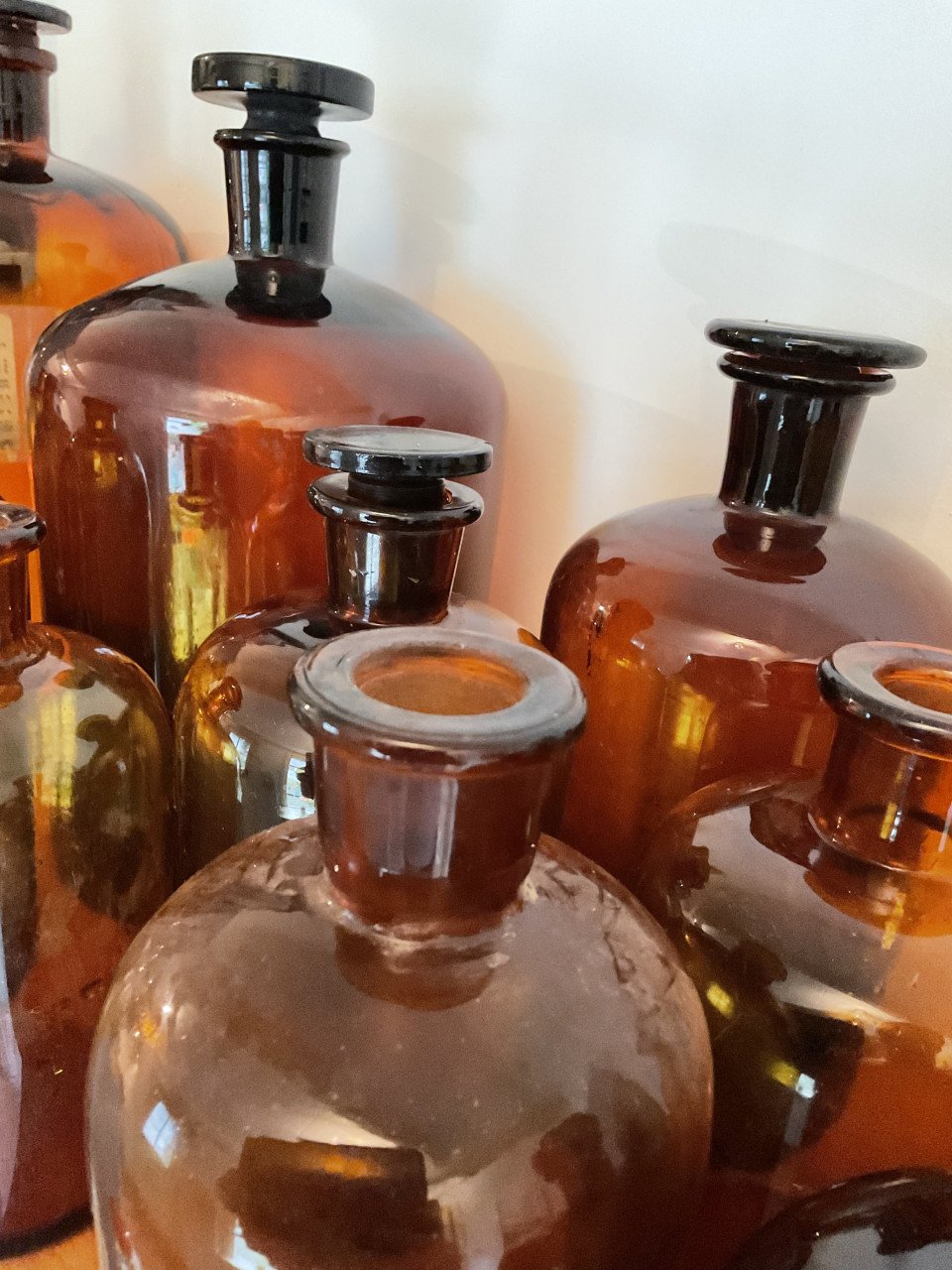 Partij oude apothekersflessen