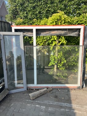 Hardhouten raam kozijn met dubbelglas en hardhouten deur