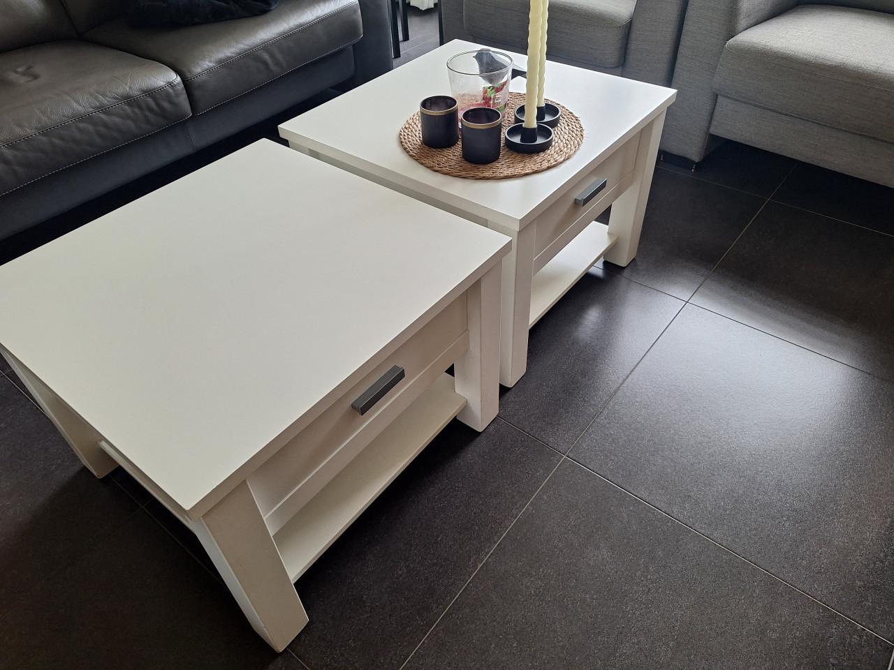 Twee witte salon tafeltjes