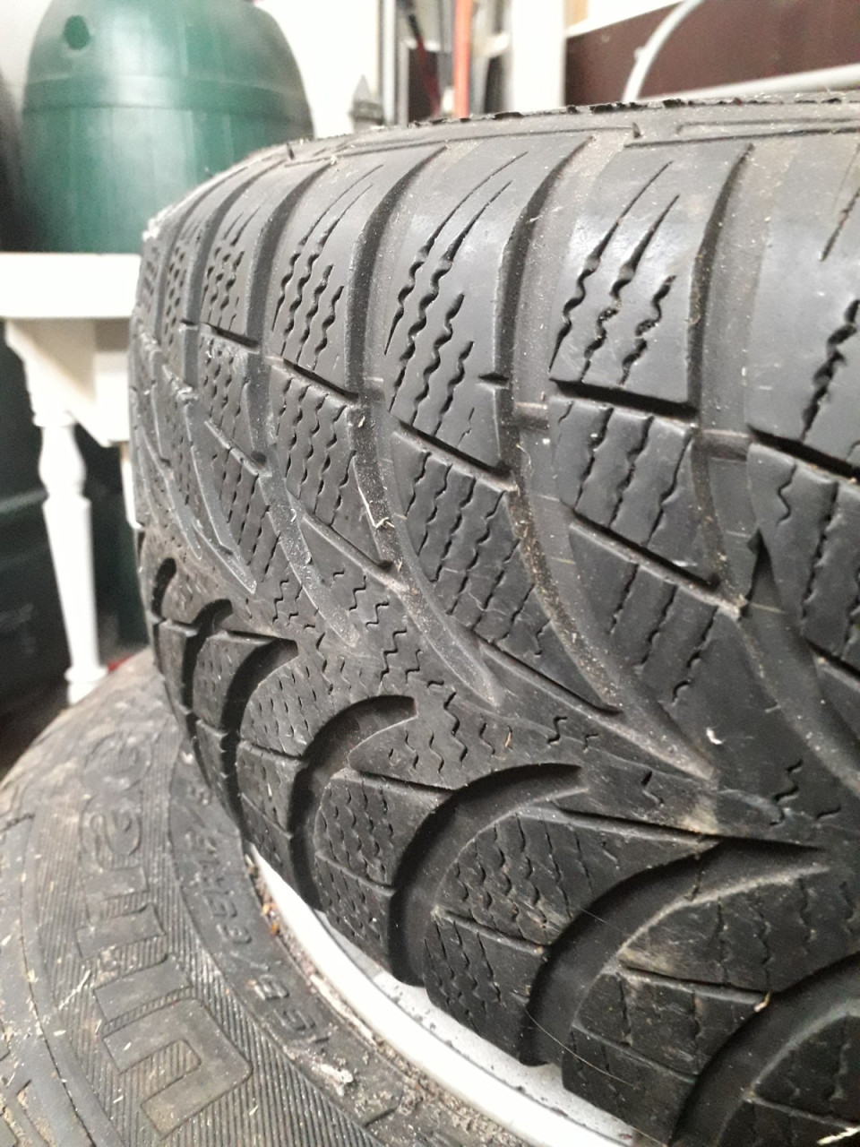 Te koop: 4 velgen, banden en Volkswagen wieldoppen
