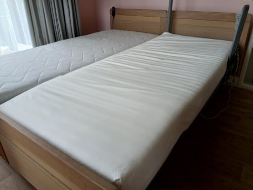 Elektrisch verstelbaar 2 persoons bed.