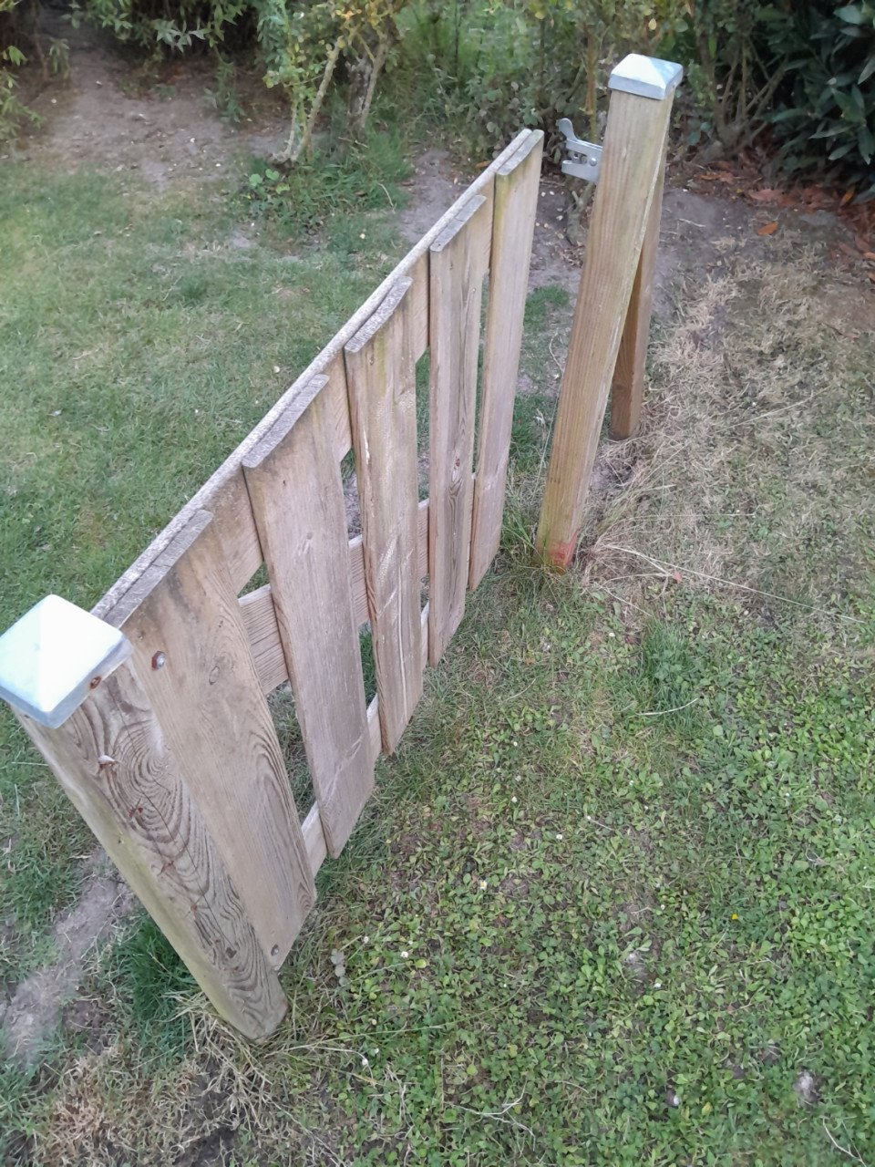 Tuinhek met palen
