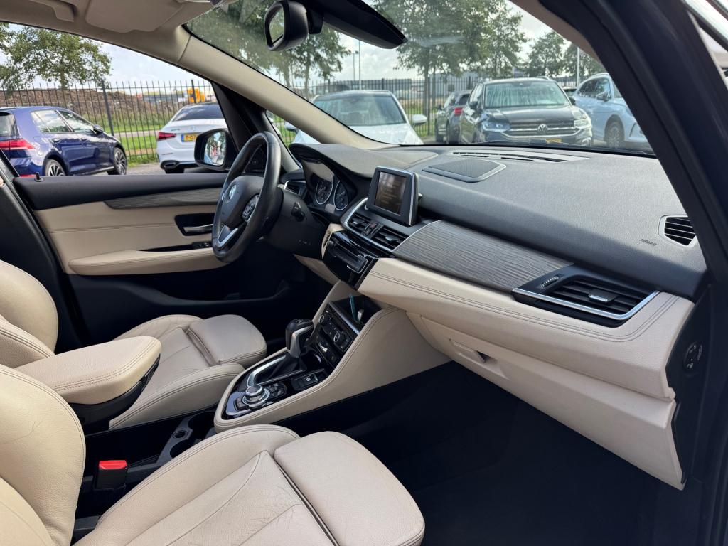 BMW 2-serie gran tourer 220i luxury 7p. * trekhaak * leer * panoramadak * n