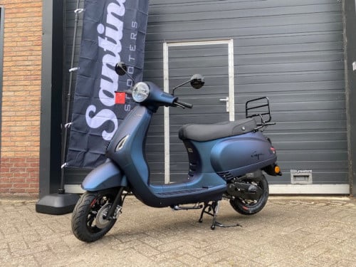 Aanbieding nieuwe vespa look Santini Capri scooters direct leverbaar 1899 e