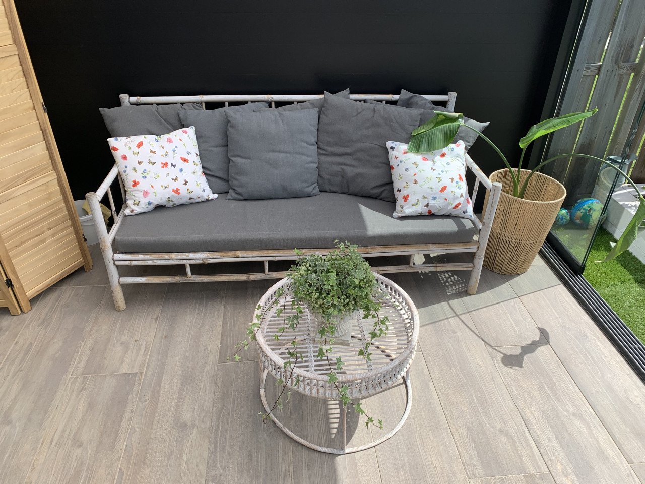 Loungebank en tafel van bamboe, met kussens.