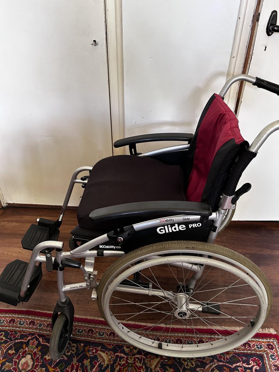 Rolstoel lichtgewicht, Vierpoot wandelstok (nieuw) en éénhandige rollator