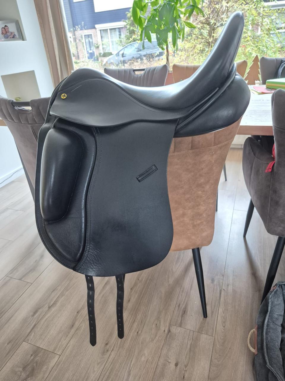 Dressuurzadel Anatomica Cygnus short roll, 18 inch