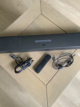 2.0 Soundbar van JBL compleet met afstandsbediening.