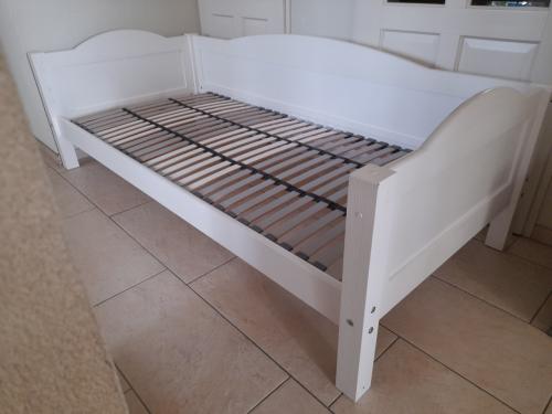 1 Persoons bed 90 x 200 (in goede nette staat )