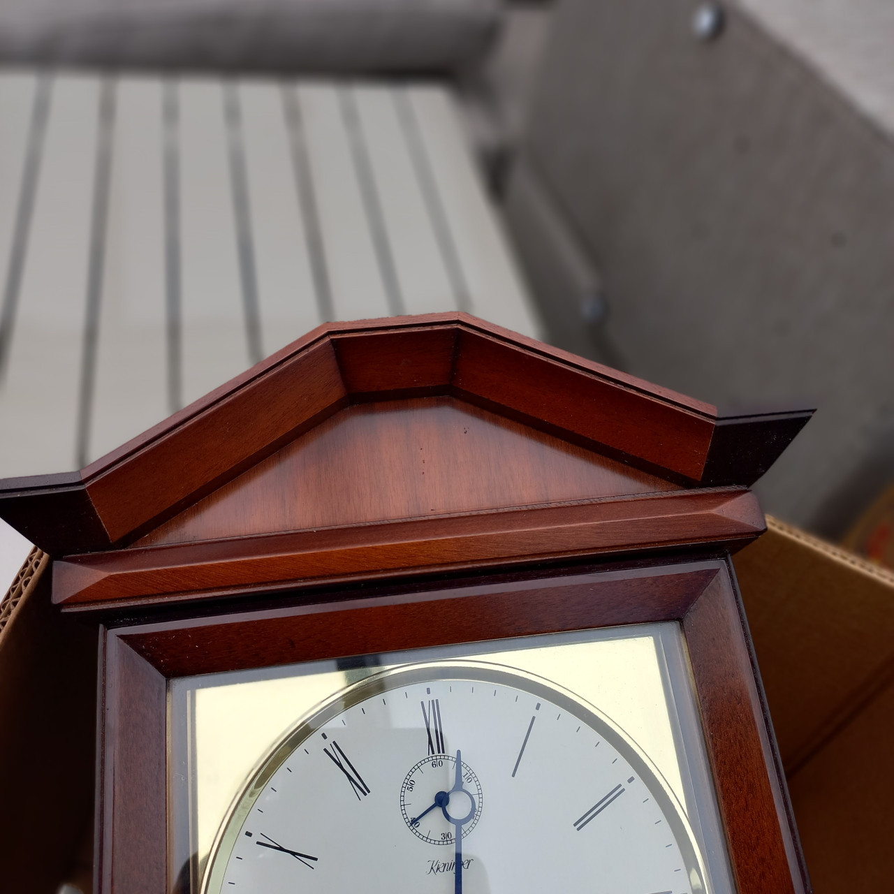 Originele houten kersenhout gelakt regulateur klok.
