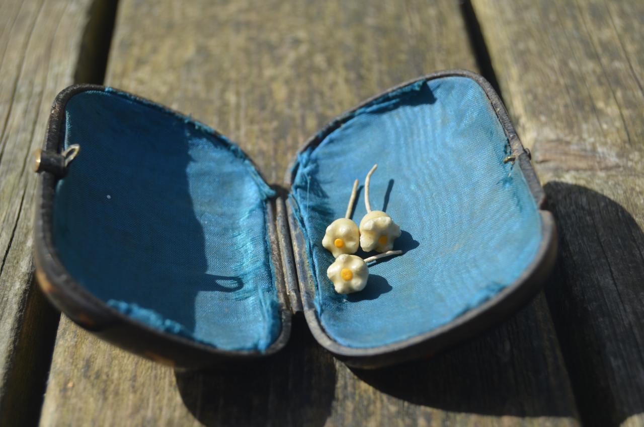 2 Kleine doosjes, 1 van bakeliet, eentje niet...........